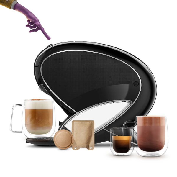 Dedo de alienígena a tocar na NEO Latte, com bebidas NEO, cápsula e saqueta ao redor