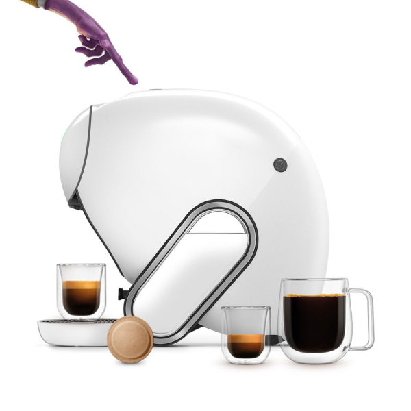 Dedo de alienígena a tocar na NEO Caffè, com bebidas NEO e cápsulas ao redor.