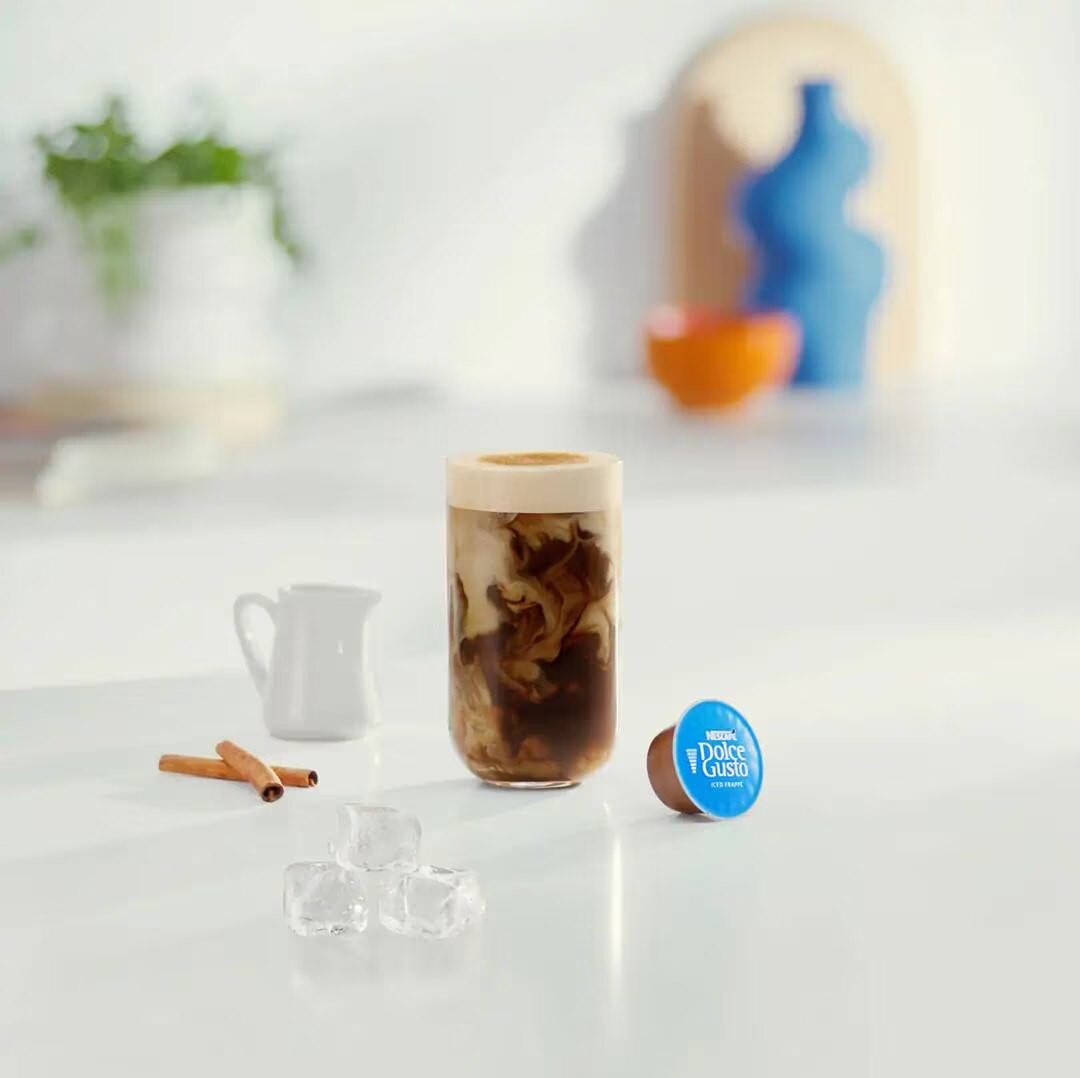  Frappé Latte de Aveia com Canela Gelado ao lado dos ingredientes