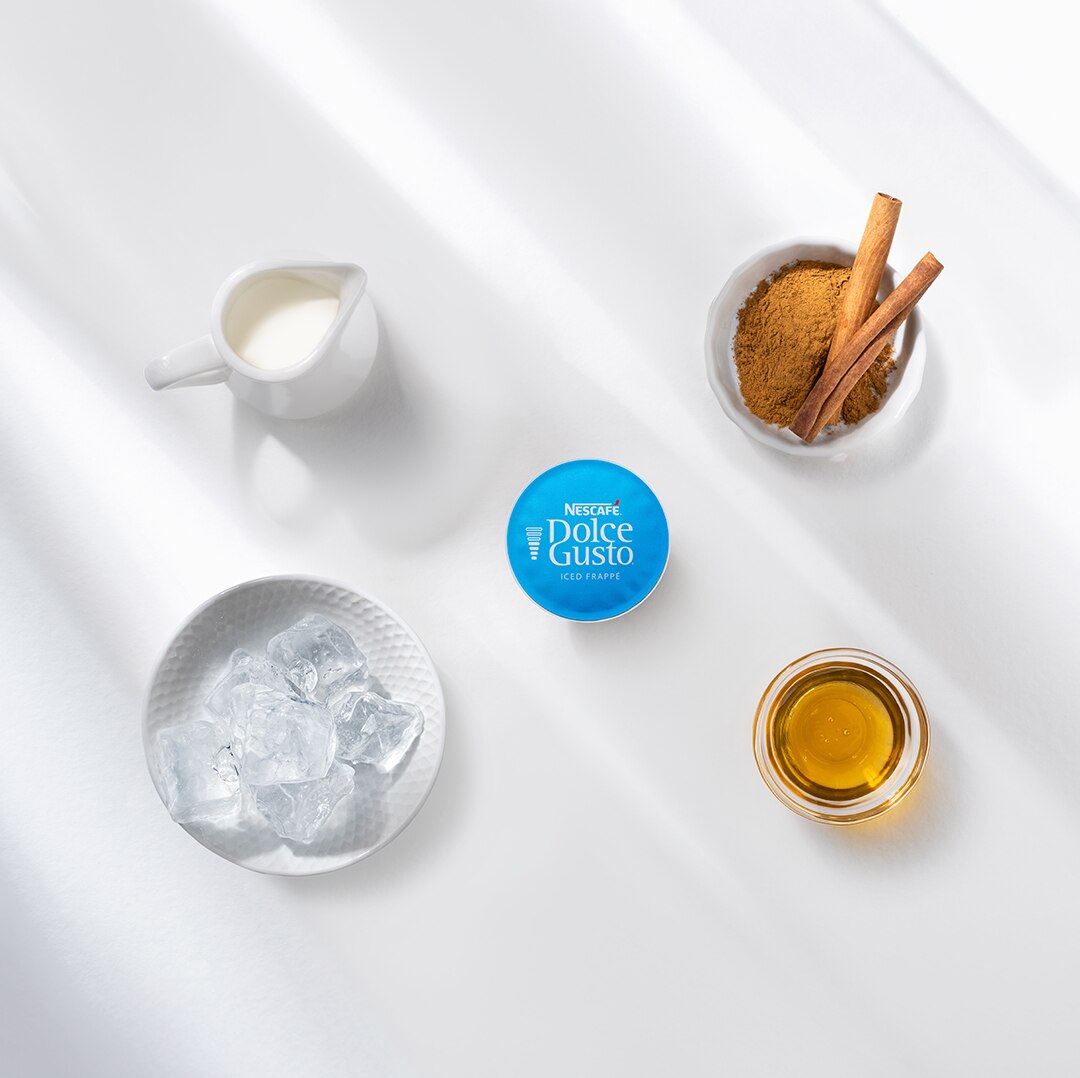  Frappé Latte de Aveia com Canela Gelado ao lado dos ingredientes