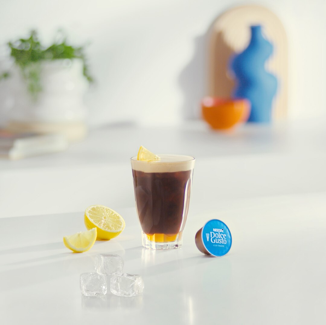 Iced frappé com limão gelado e cubos de gelo