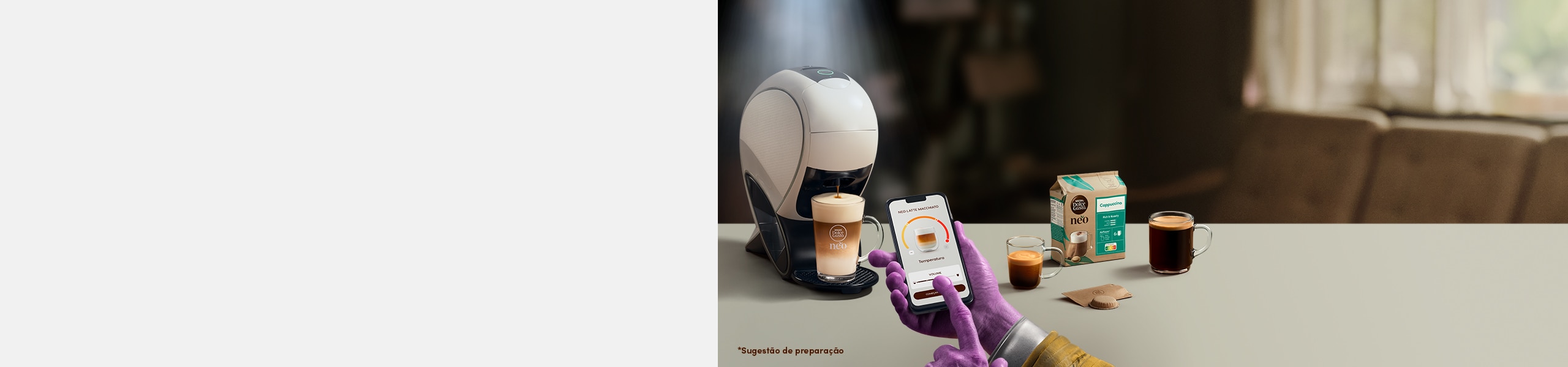 Um alien a segurar um telemóvel com a aplicação dolce gusto aberta, a preparar um café NEO