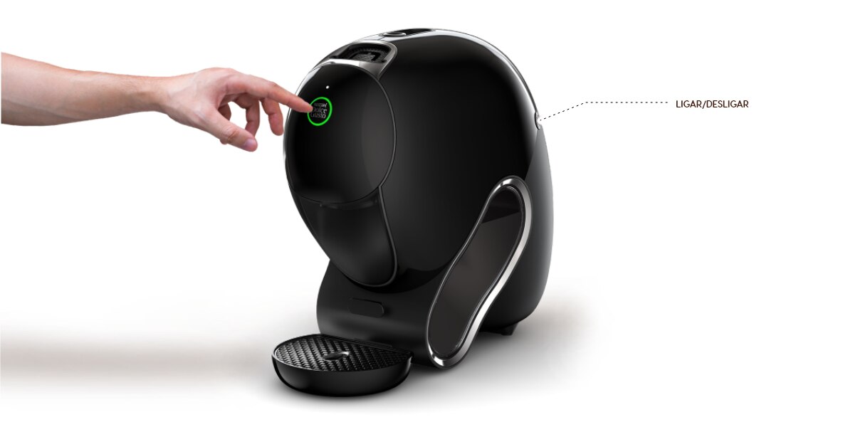 Dedos tocam m&aacute;quina de caf&eacute; Nescaf&eacute; Dolce Gusto preta