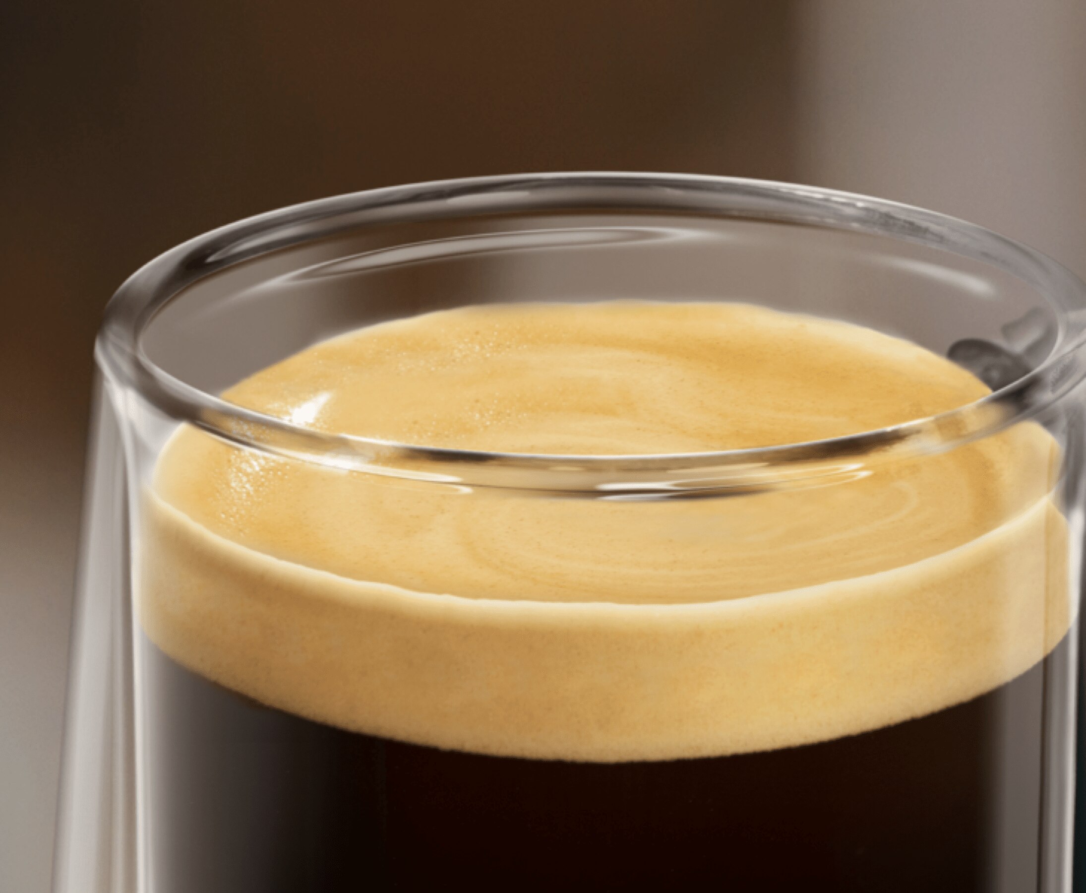 caf&eacute; com creme numa ch&aacute;vena