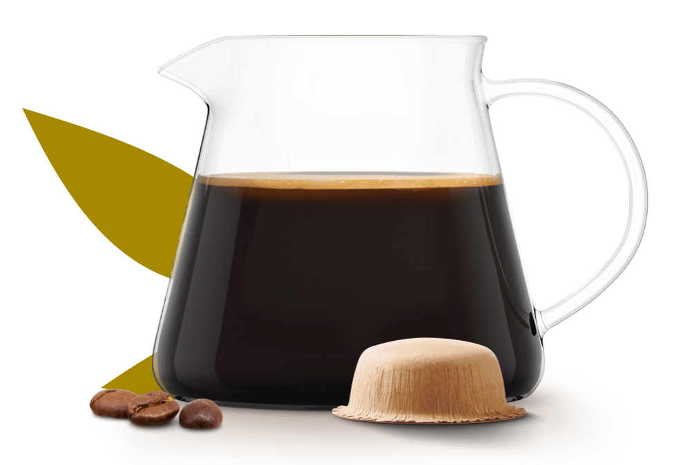 carafe de caf&eacute; preparado junto a uma c&aacute;psula &agrave; base de papel