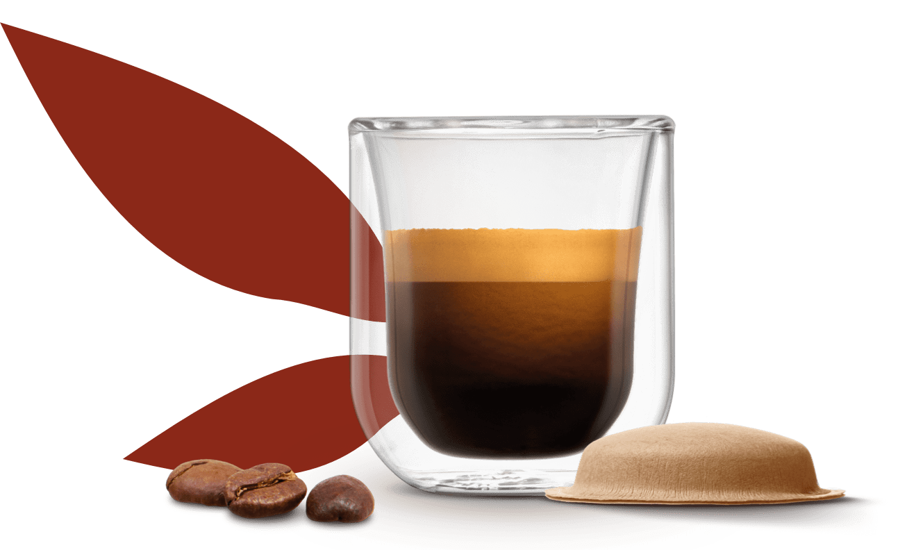 ch&aacute;vena de caf&eacute; expresso junto a uma c&aacute;psula &agrave; base de papel