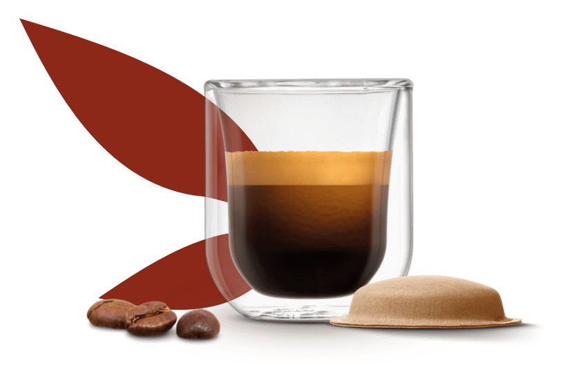 ch&aacute;vena de caf&eacute; expresso junto a uma c&aacute;psula &agrave; base de papel