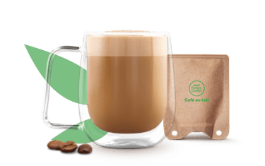 Caf&eacute; com leite numa caneca ao lado de uma saqueta