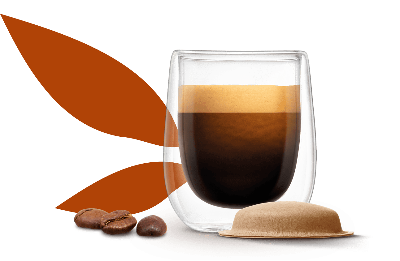 ch&aacute;vena de caf&eacute; junto a uma c&aacute;psula &agrave; base de papel