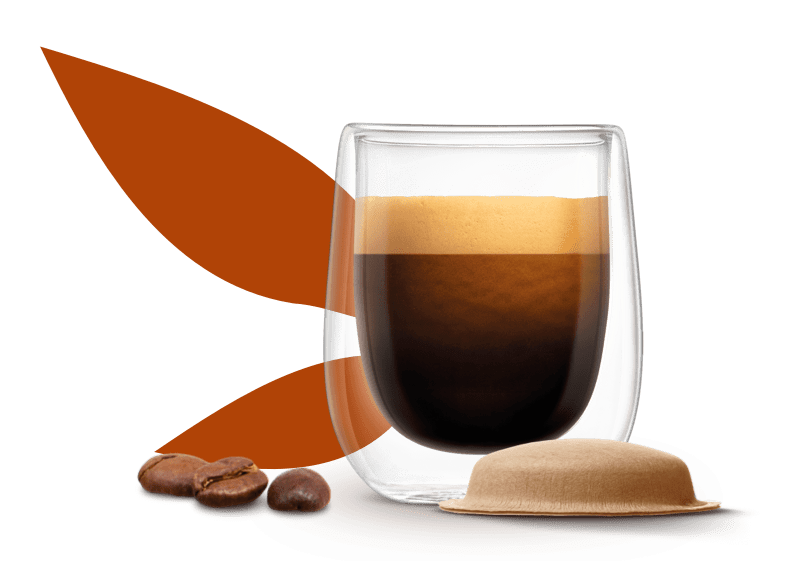 ch&aacute;vena de caf&eacute; junto a uma c&aacute;psula &agrave; base de papel