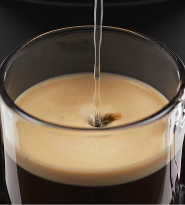 Mão alienígena a usar a aplicação para ajustar o tamanho do café.