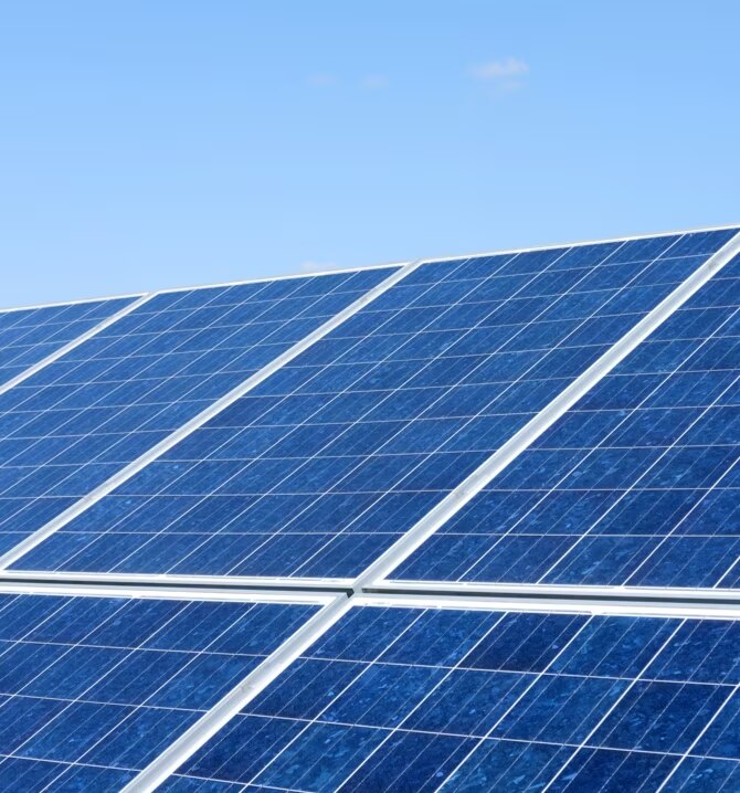 Painéis solares ao sol com céu azul