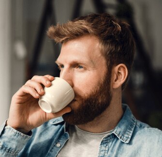 Homem a beber café expresso