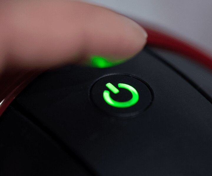 Premir o botão de ligar/desligar da máquina de café