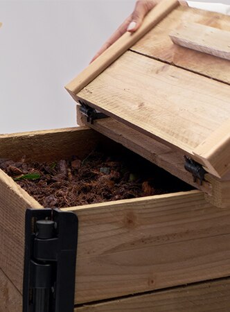 Caixa de compostagem de madeira com tampa aberta