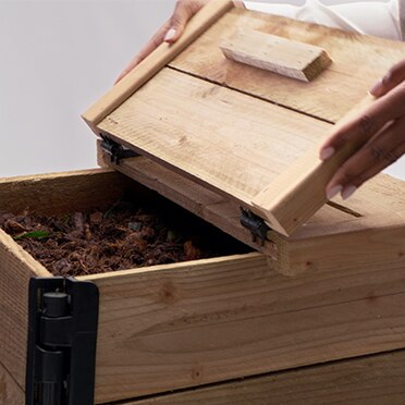 Mãos abrindo caixa de madeira