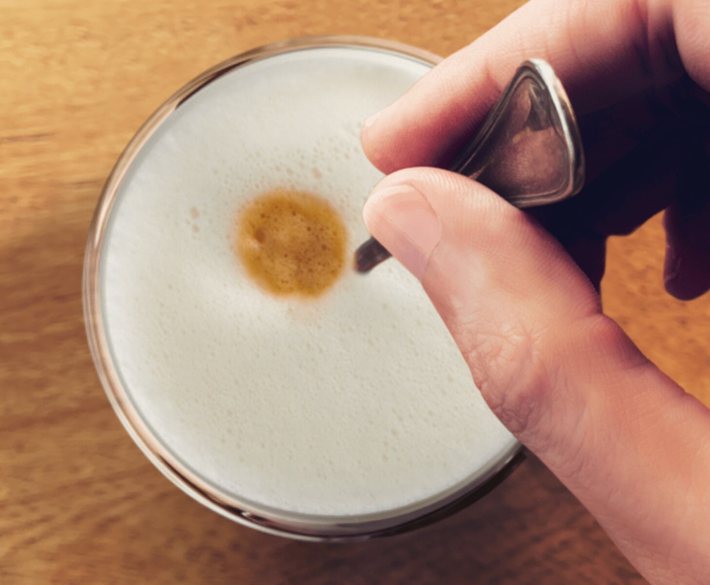 Espuma de leite numa caneca