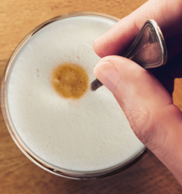 Espuma de leite numa caneca